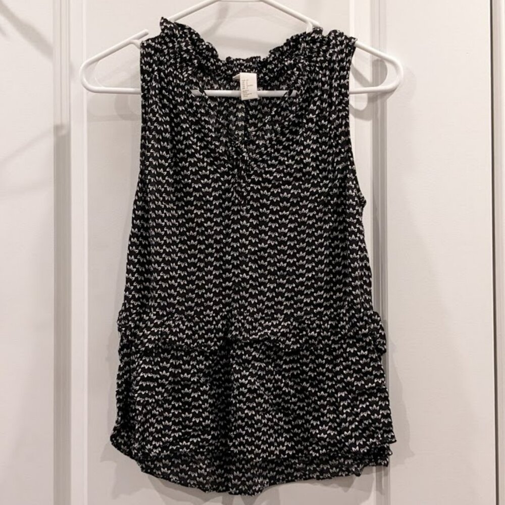 H & M Sleeveless Viscose Tie-Front top (Black and White Pattern, Size 4)
